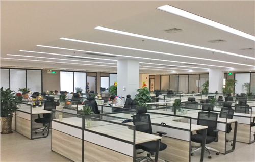 办公区,会客区,会议厅,休息区欢声笑语,人声鼎沸,场面异常热烈.