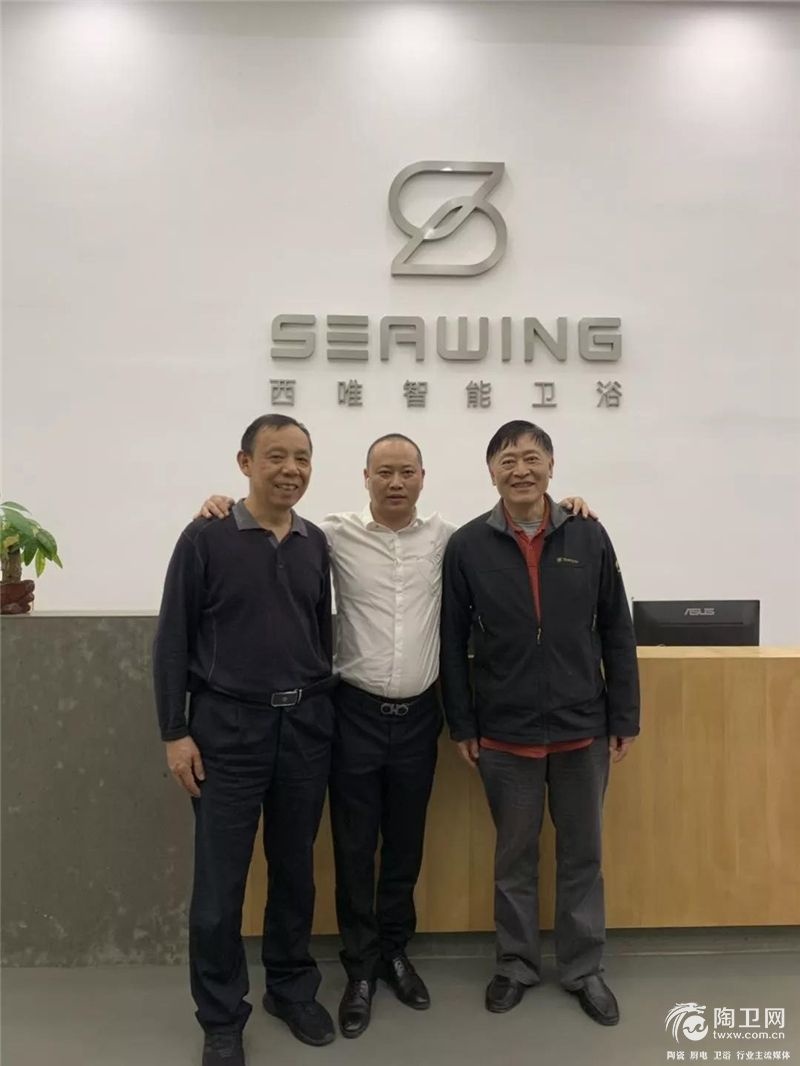 西唯董事长吴海兵与厨卫资讯社长喻镇荣(左,复旦大学教师陈忠民(右)