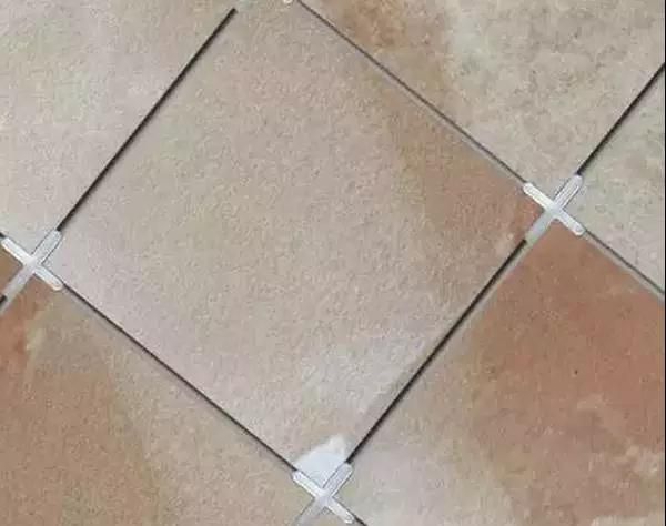 木地板瓷砖接缝_瓷砖与木地板接缝_木地板和瓷砖接缝处理