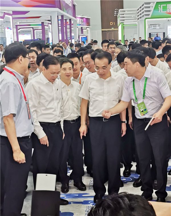 李克强总理在2019年全国大众创业万众创新活动周开启日的活动主场视察“名镇瓷毯”_副本.jpg