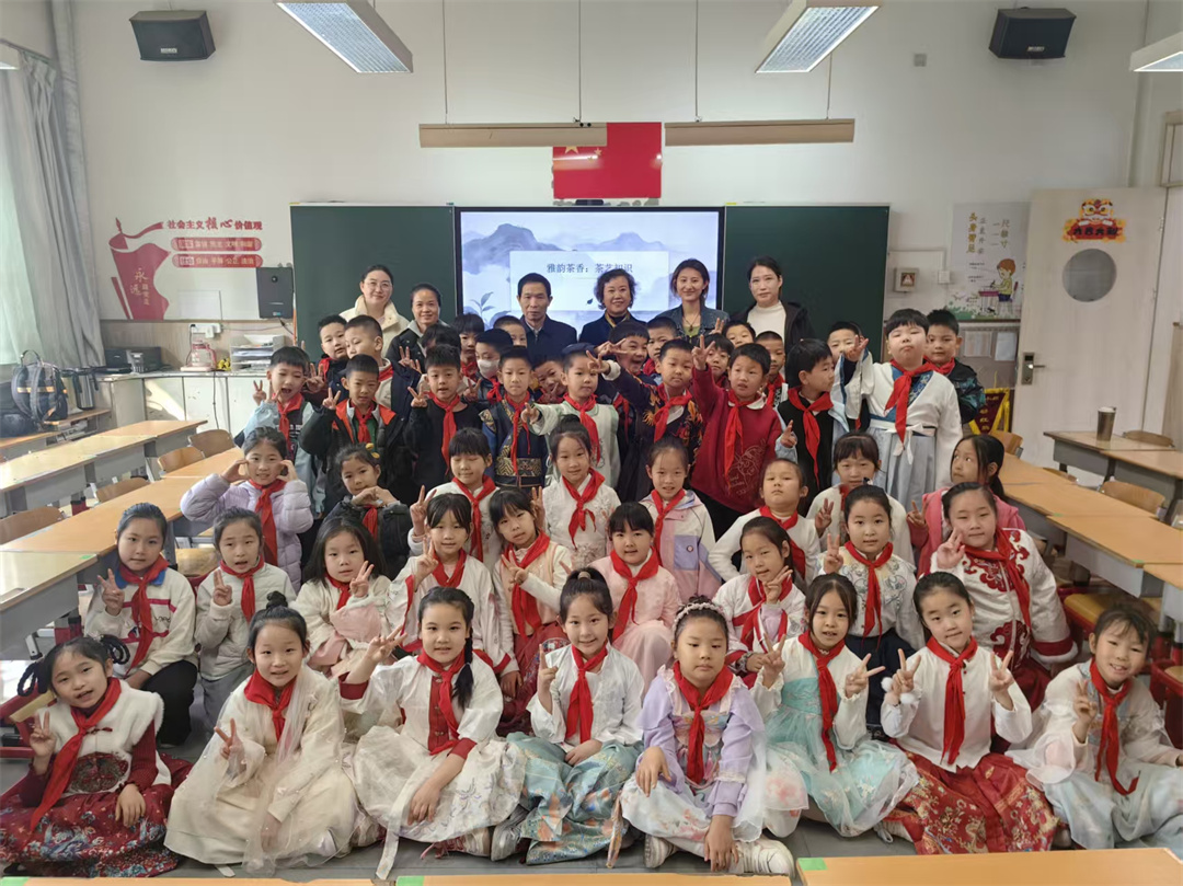 领略中国茶文化之美——盛世长安小学陶艺社团开展茶文化主题实践活动 (2).jpg